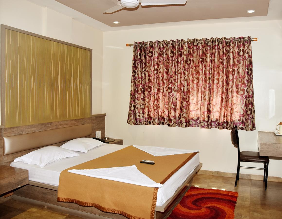 Hotel Sai Suraj Park شيردي المظهر الخارجي الصورة